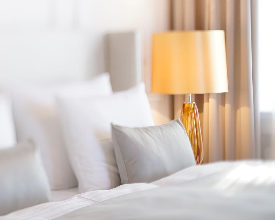 Das Tegernsee Extérieur photo A lamp on a bedside table