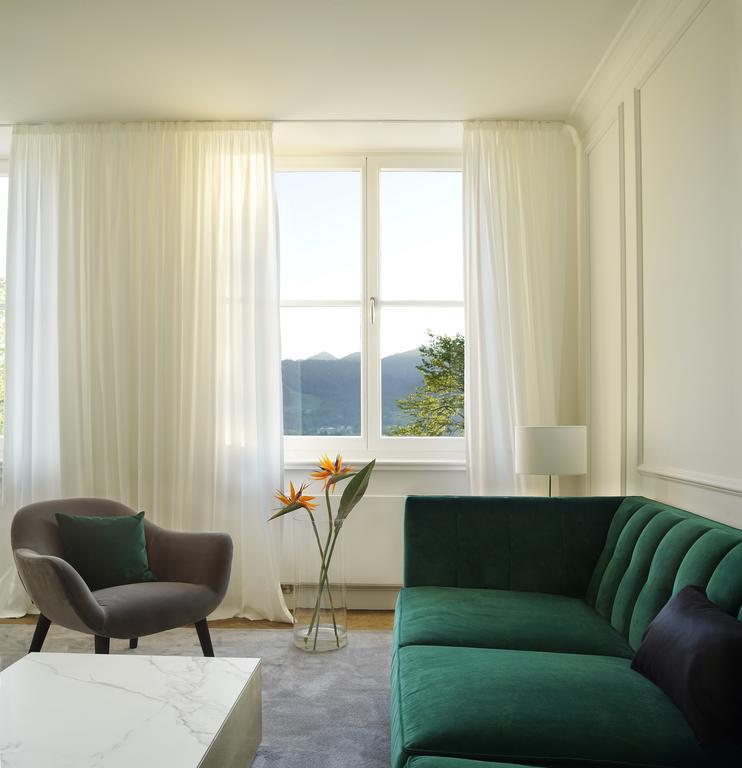 Das Tegernsee Extérieur photo A living room with a sofa